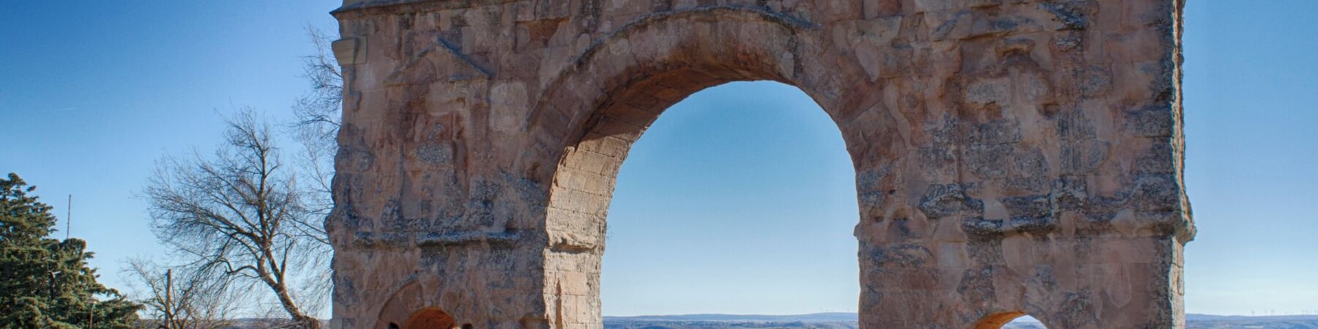 Arco de triunfo romano. Construido entre los siglos I y III. Es el único en España con tres arcos. Fue declarado Bien de Interés Cultural en la categoría de Monumento el 9 de agosto de 1930. Medinaceli Provincia de Soria Castilla y León España