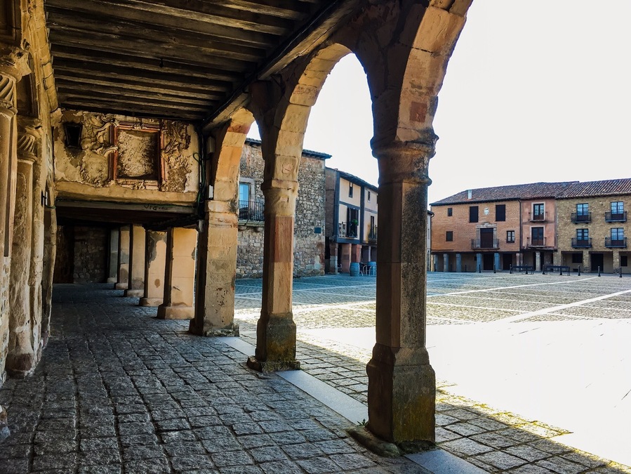#Medinaceli #Castilla #Soria #Spain #lifeatexpedia
An amazing place stopped in time.
Don’t miss the Roman Arch and ‘Plaza Mayor’