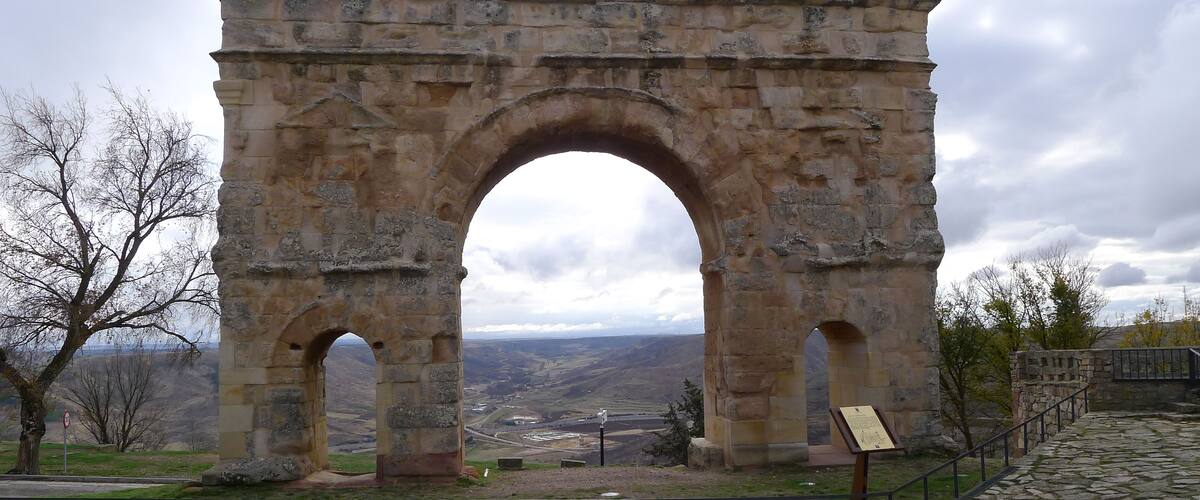 Fachada septentrional (s. I d.C.) La Occilis romana al imperial y poderoso emperador Domiciano. Sobre el Valle del Jalón, el majestuoso arco triunfal de tres vanos o triple arco, componente del amurallado de Medinaceli.