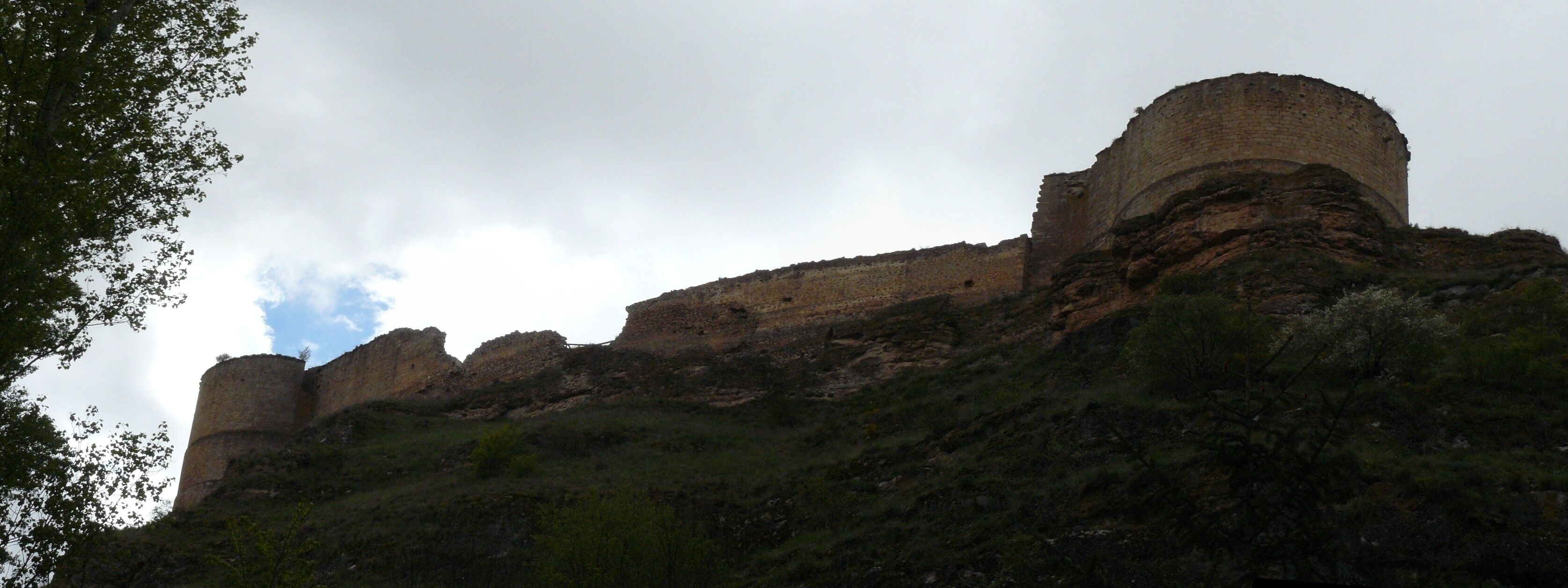 Vista del castillo de Berlanga de Duero desde el tajo el Escalote.