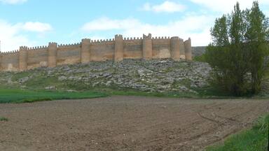 Vista de los castillos de Berlanga de Duero y de su muralla exterior.