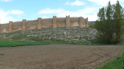Vista de los castillos de Berlanga de Duero y de su muralla exterior.