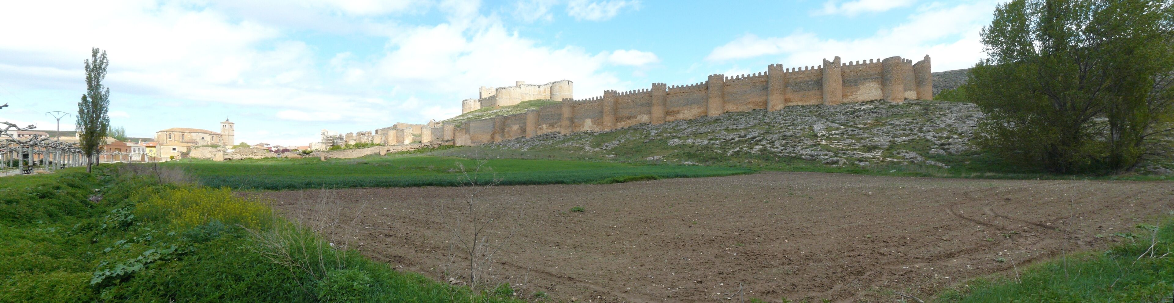 Vista de los castillos de Berlanga de Duero y de su muralla exterior.