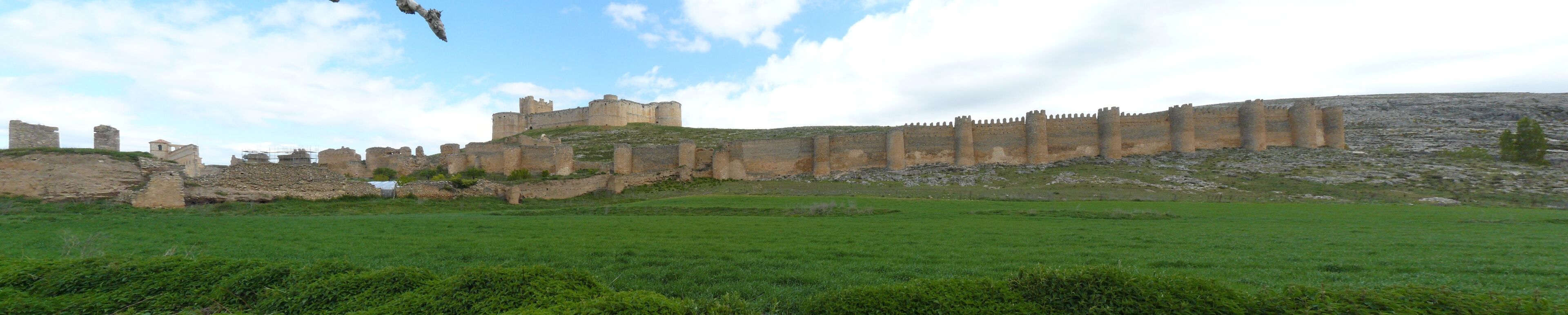 Vista de los castillos de Berlanga de Duero y de su muralla exterior.