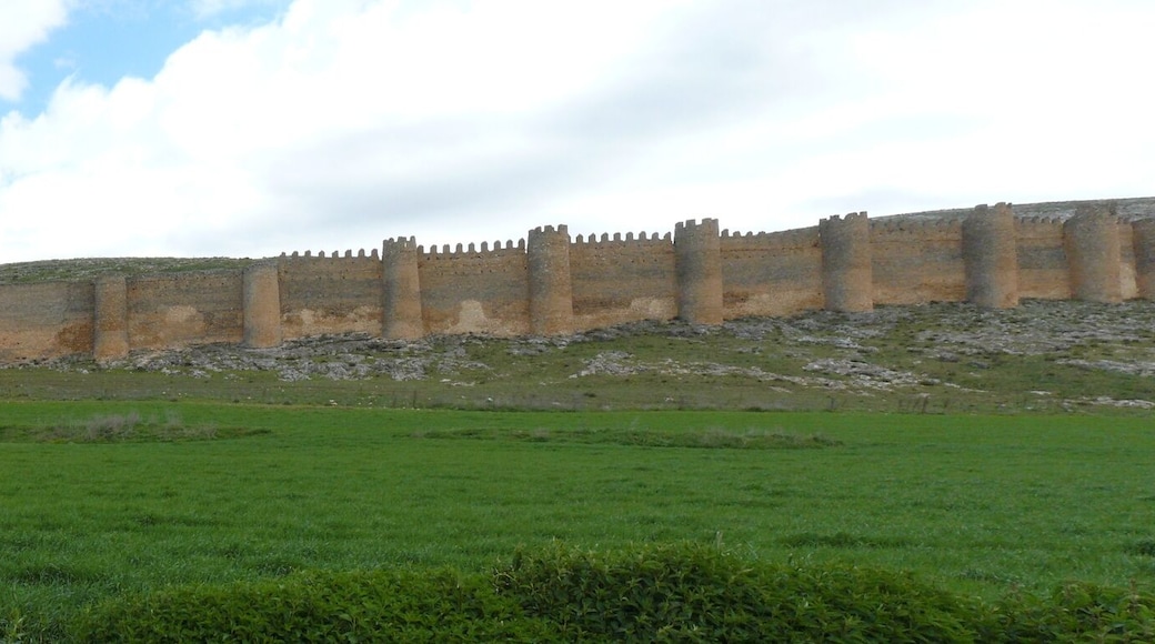 Vista de los castillos de Berlanga de Duero y de su muralla exterior.