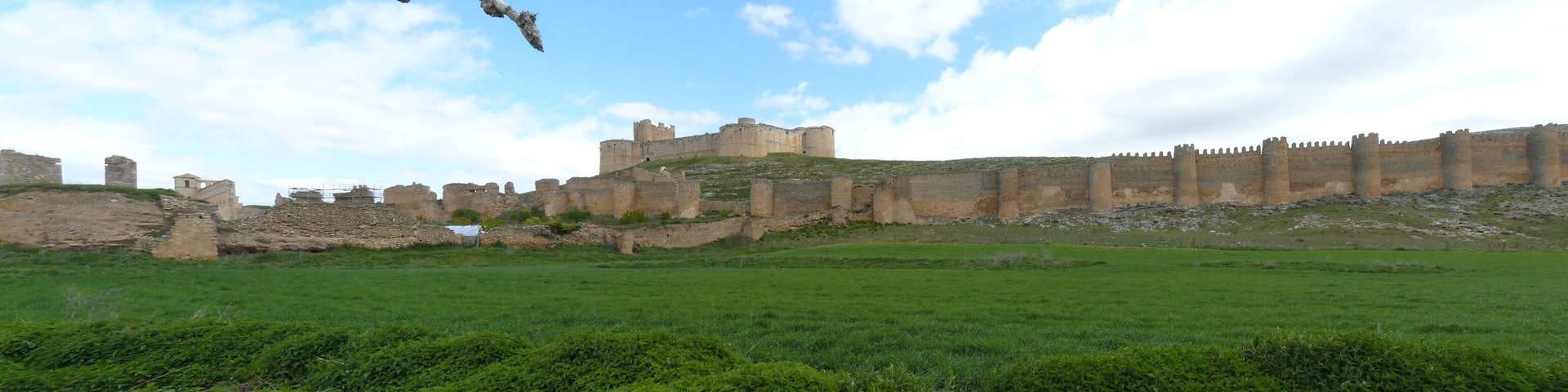 Vista de los castillos de Berlanga de Duero y de su muralla exterior.