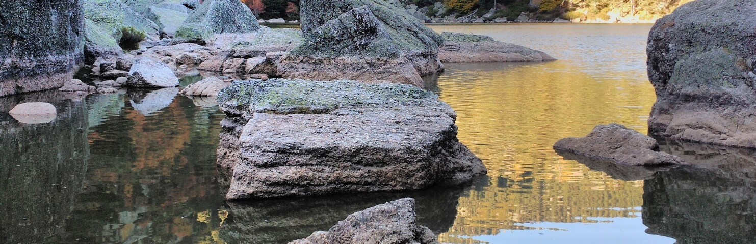 Laguna Negra de Urbión desde su lateral meridional (10-10-15), enla foto podemos ver reflejado en la laguna el paisaje otoñal de la zona.