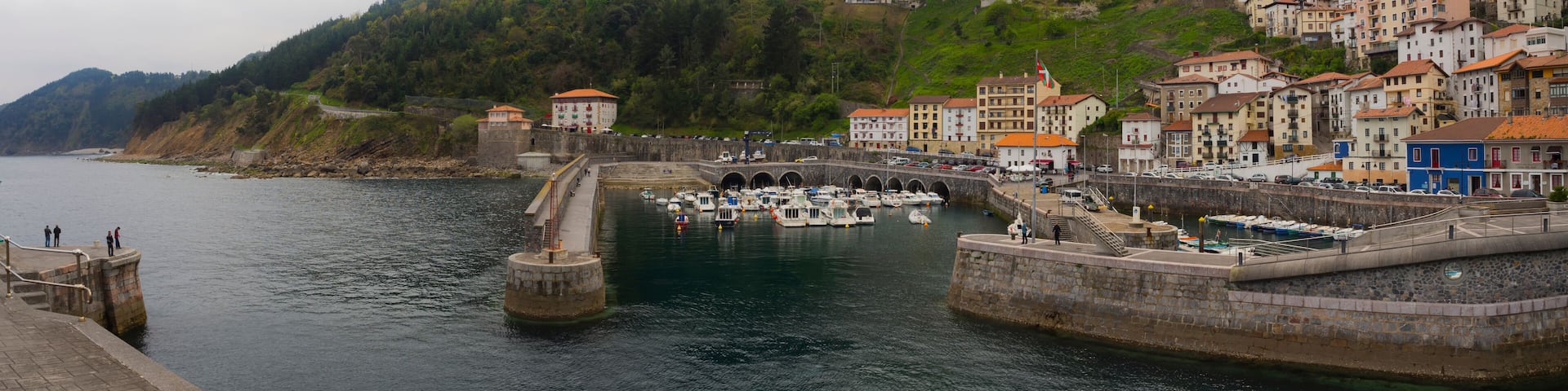 Elantxobe, en la costa de Vizcaya, País Vasco, España, vacaciones en la primavera de abril de 2017