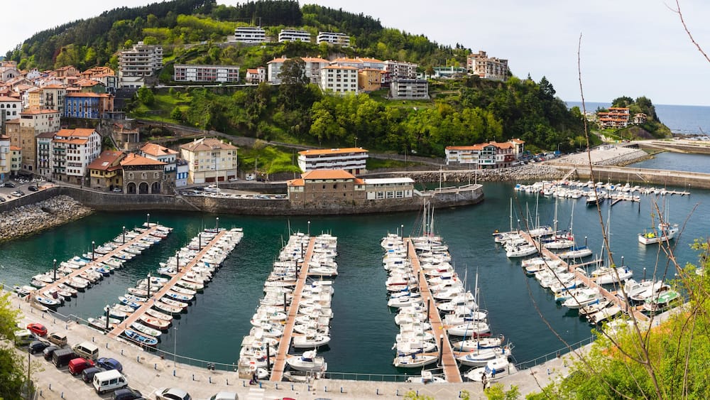 Bonito pueblo marinero de Mutriko, en la costa del País Vasco, España, en la primavera de 2017