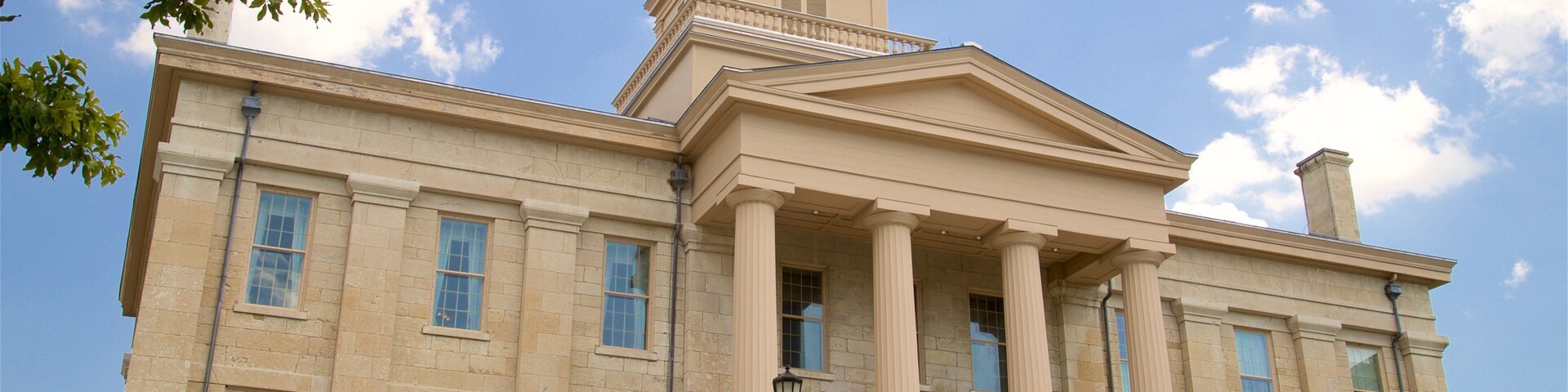 Old Capitol Museum featuring heritage architecture