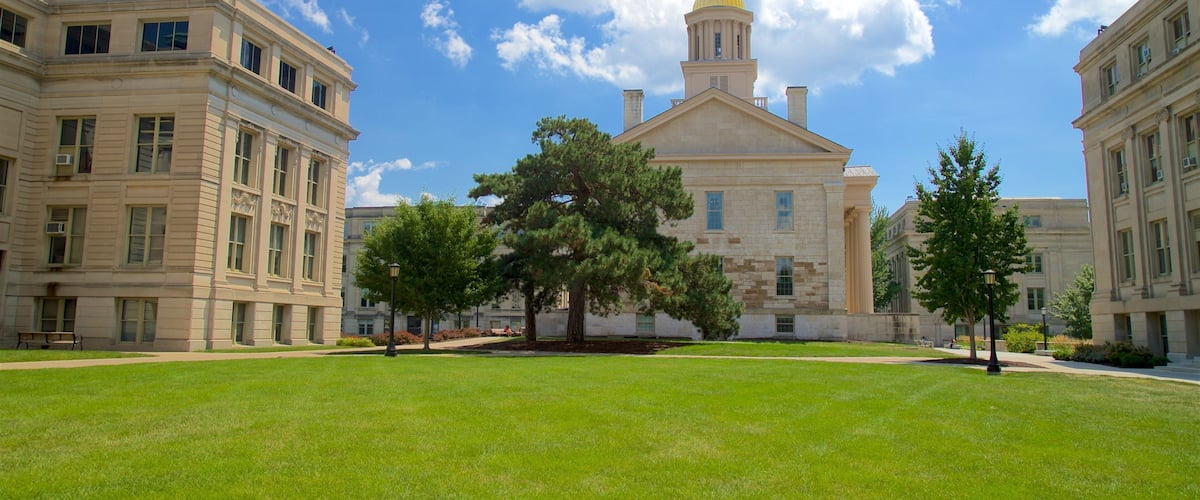 Old Capitol Museum which includes heritage architecture, a park and a city