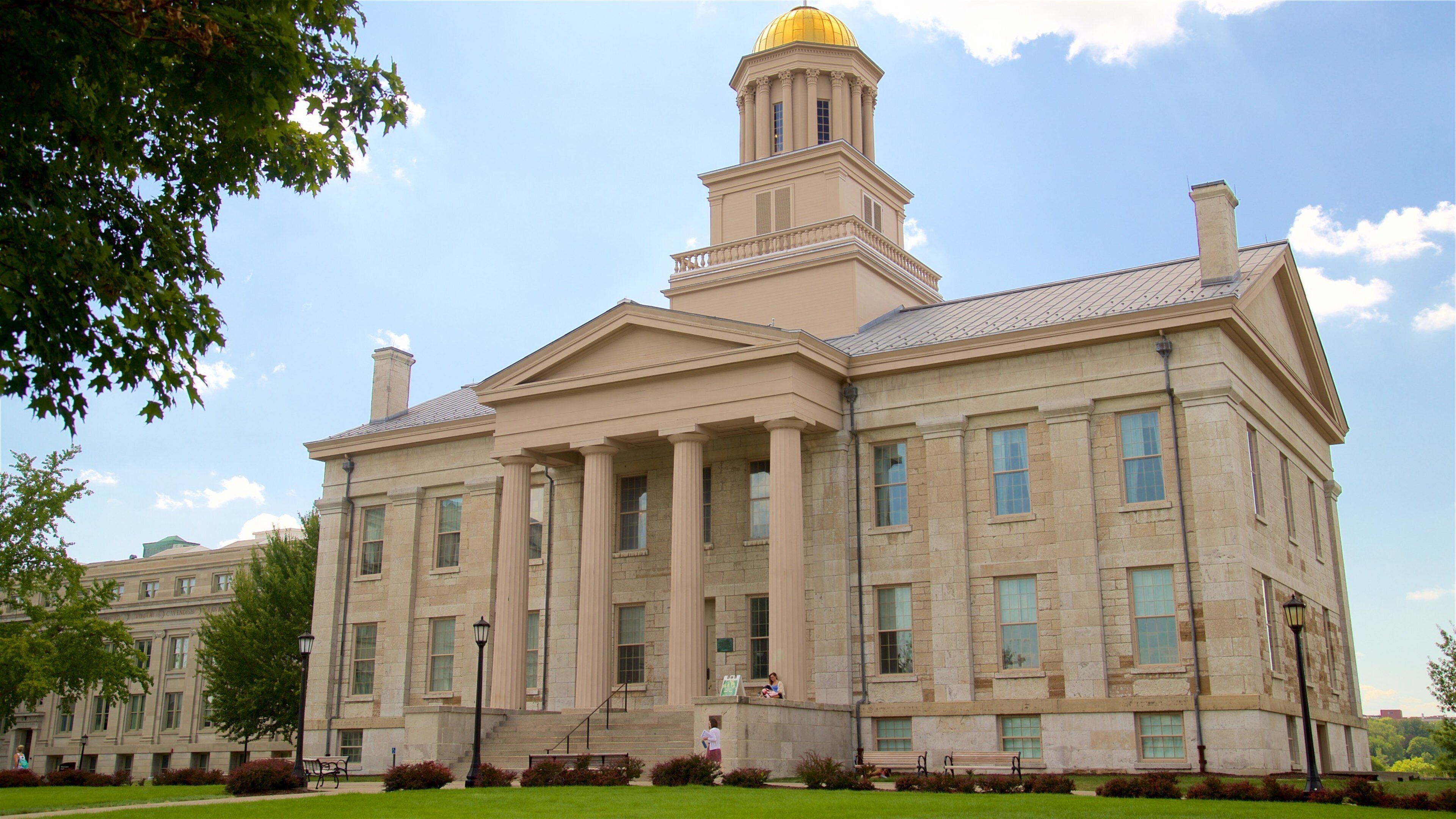 Old Capitol Museum which includes heritage architecture