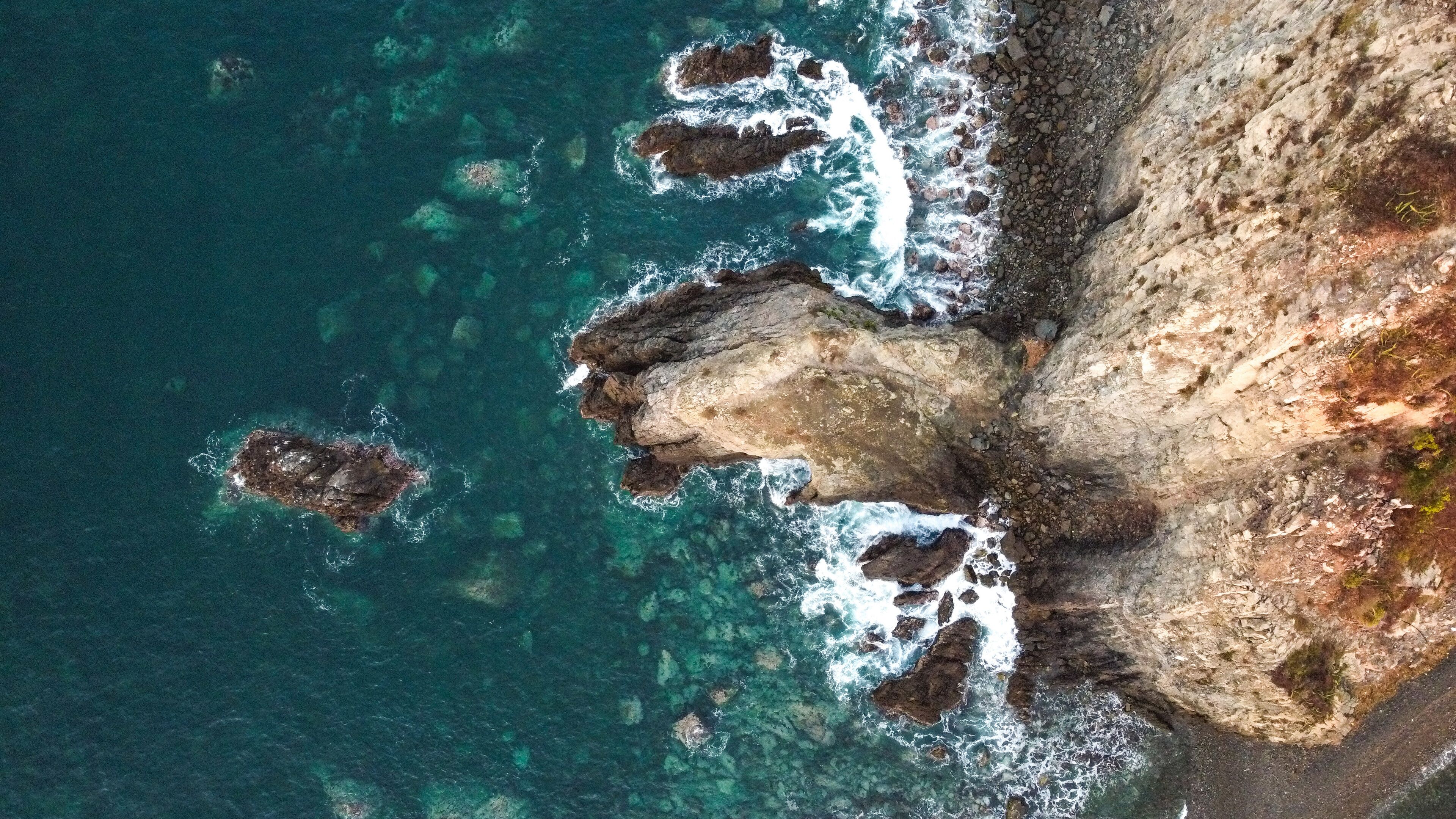toma cenital del Cerro y Playa turquesa de San patricio mejor conocida cómo Melaque Jalisco México 