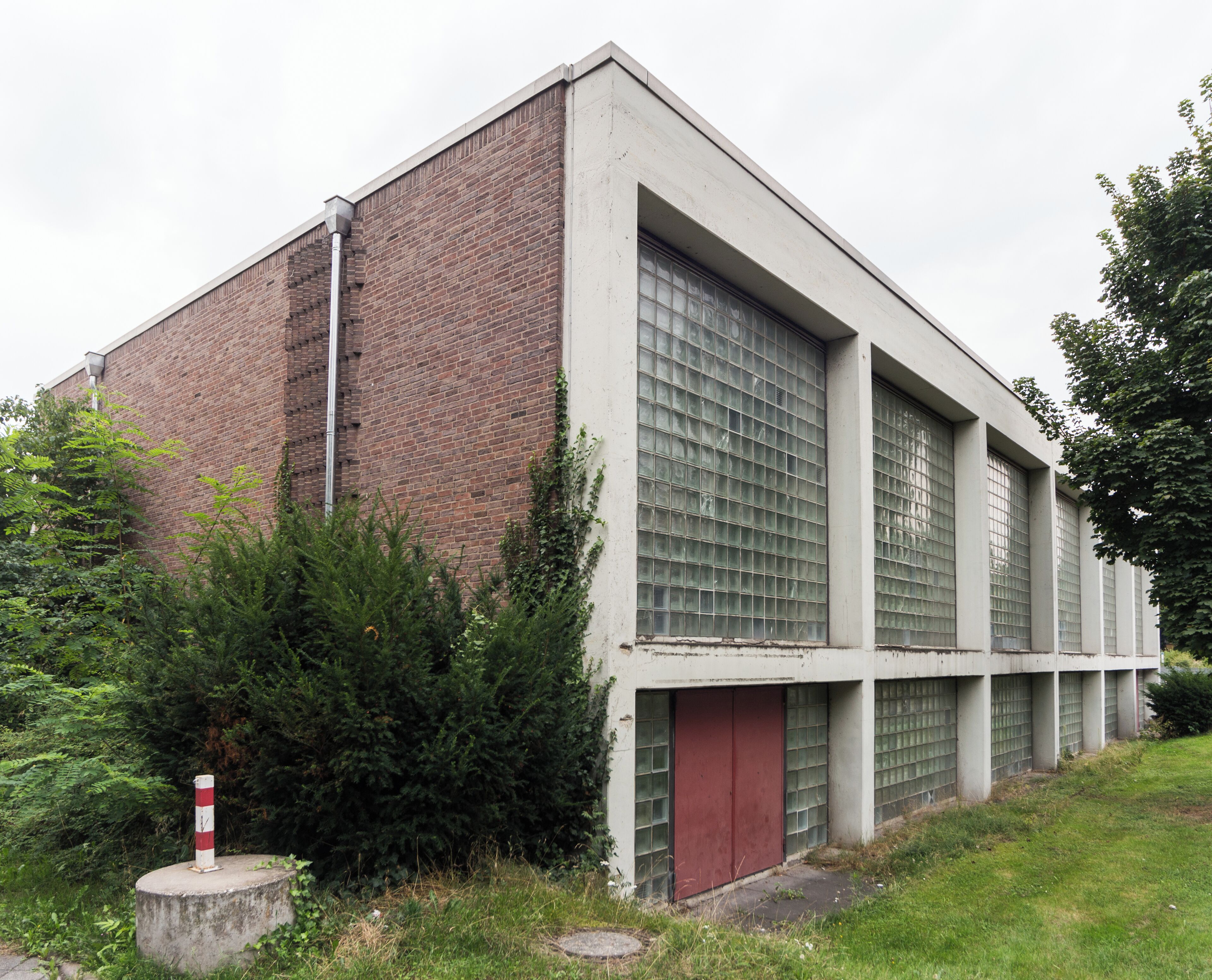 Bertolt-Brecht-Gesamtschule, Schlesienstraße 21–23, Bonn-Tannenbusch: Turnhalle, Blickrichtung Südwest