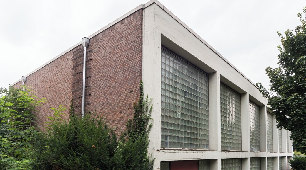 Bertolt-Brecht-Gesamtschule, Schlesienstraße 21–23, Bonn-Tannenbusch: Turnhalle, Blickrichtung Südwest