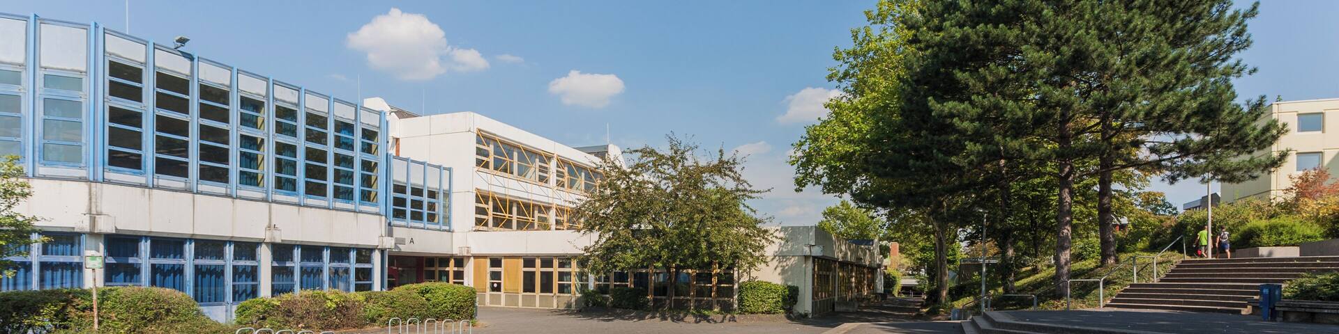 „Tannenbusch-Gymnasium“ und „Freiherr-vom-Stein-Realschule“ (vormals „Schulzentrum Tannenbusch“), Hirschberger Straße 3, Bonn-Tannenbusch, Architekten: Dirk Denninger und Ernst Jann – Blickrichtung Osten