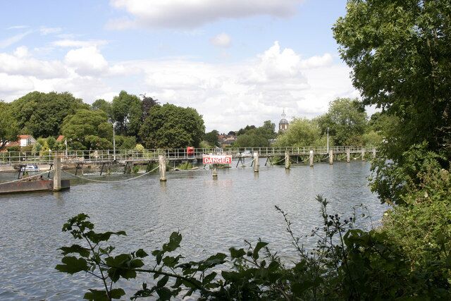 Weir, Sunbury Lock The footbridge links the upstream tip of Sunbury Lock Ait and the downstream tip of Wheatley's Ait and crosses one of the weirs of Sunbury Lock.