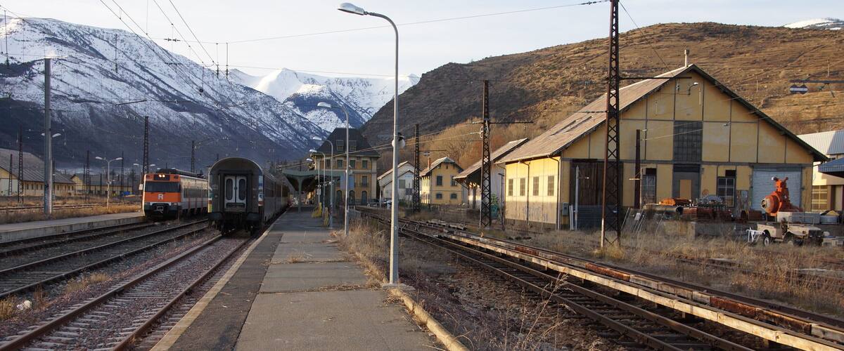 Three gauges 1668, 1435 and 1000 mm (from left to right) at the station of Latour-de-Carol-Enveitg (Catalan: La Tor de Querol-Enveig)