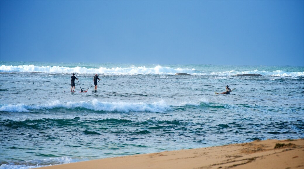 Blue Bay mettant en vedette plage de sable, vagues et baie ou port