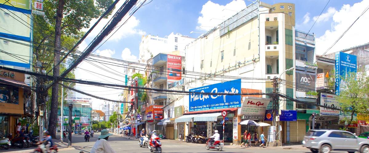 Bui Thi Xuan que incluye escenas urbanas y ciclismo y también un hombre
