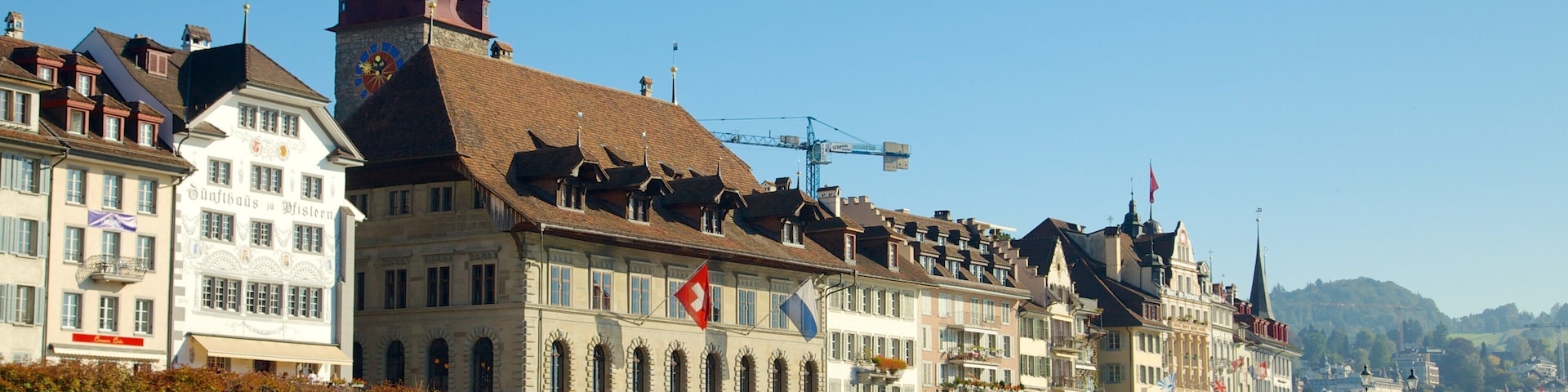 Casco antiguo de Lucerna mostrando arquitectura patrimonial, un río o arroyo y un puente
