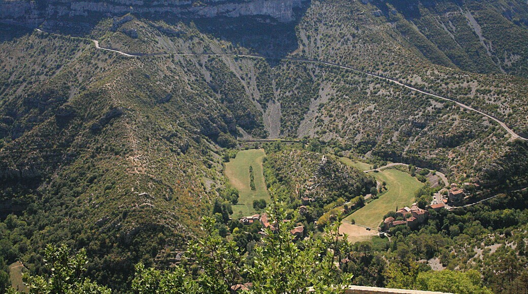 Cirque de Navacelles: A dry valley in the Cévennes, an about 1500 m high middle range in France. The river Vis has dug a loop into the Kalkgebirge and was later cut off. In the valley lies the village of Navacelles (about 400 inhabitants).
