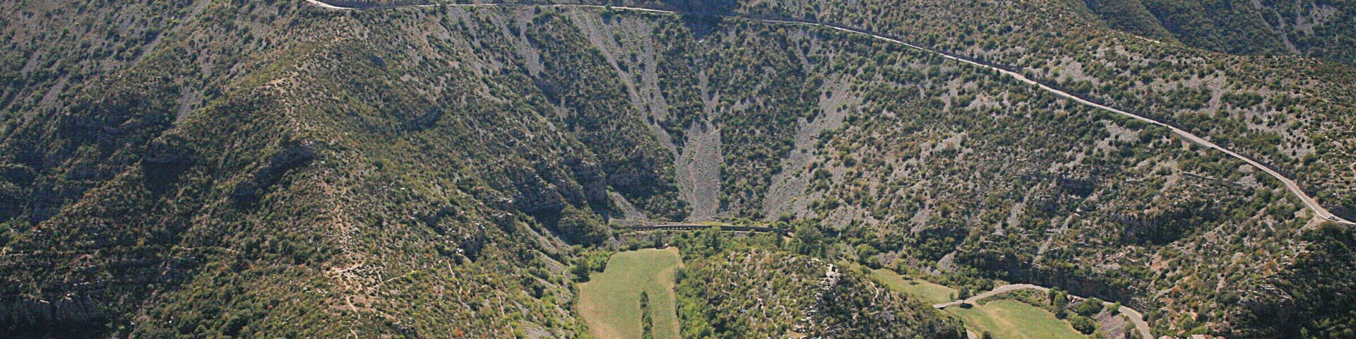 Cirque de Navacelles: A dry valley in the Cévennes, an about 1500 m high middle range in France. The river Vis has dug a loop into the Kalkgebirge and was later cut off. In the valley lies the village of Navacelles (about 400 inhabitants).