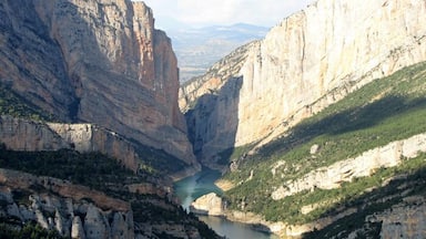 Un cañón con acantilados escarpados y un río.