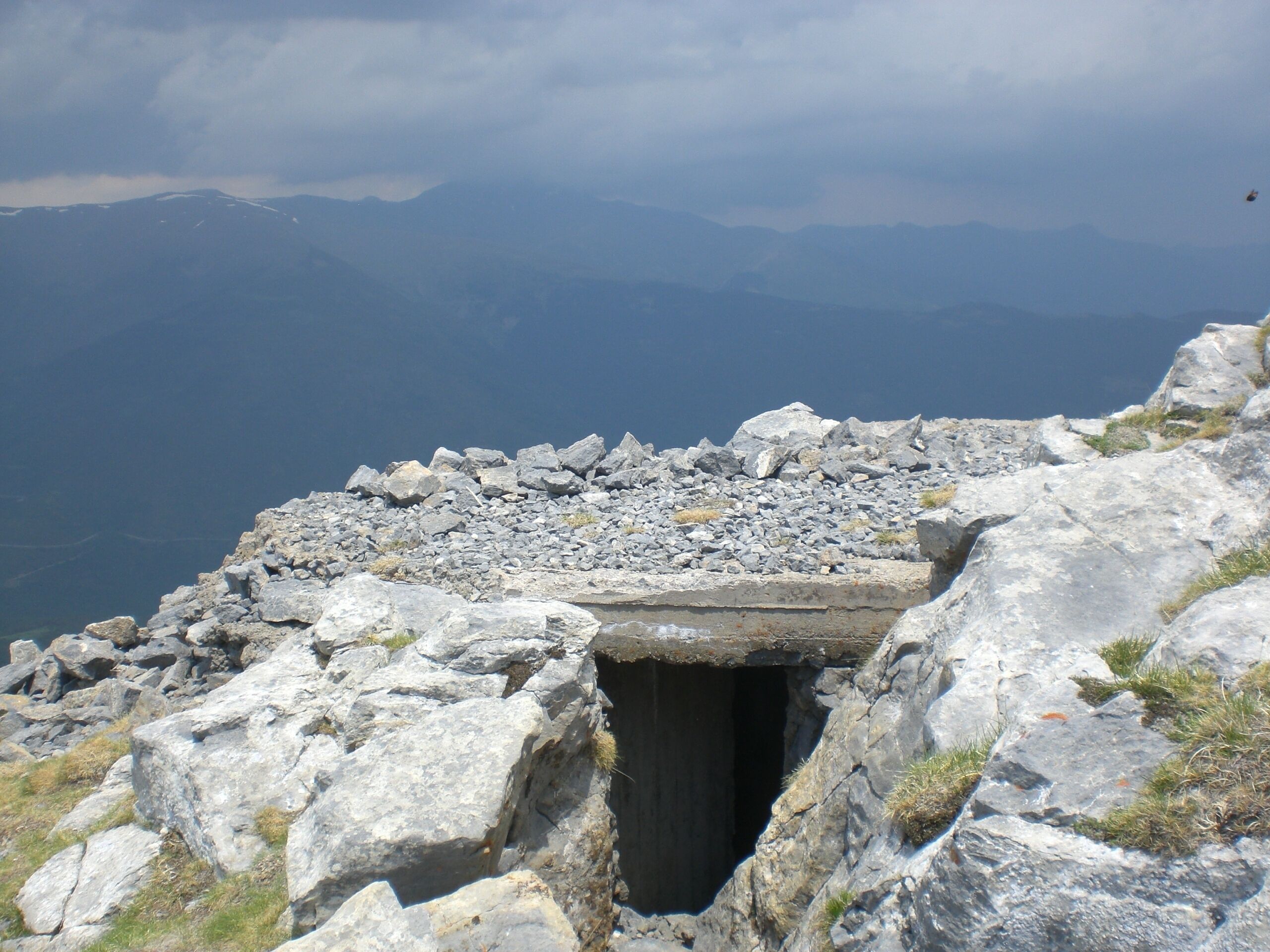 Entrada búnquer de la Roca dels Llamps, Serra de Montgrony (juny 2012)