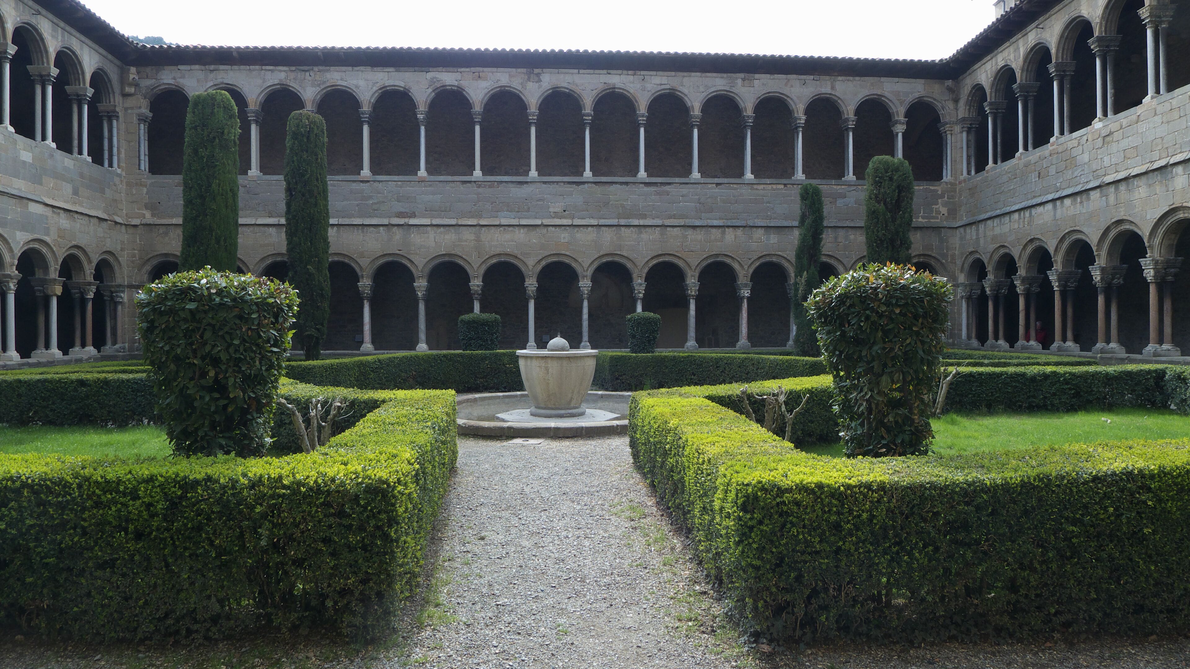 Del primitivo claustro benedictino solo se conserva una panda, la del norte, siendo el claustro superior obra posterior.