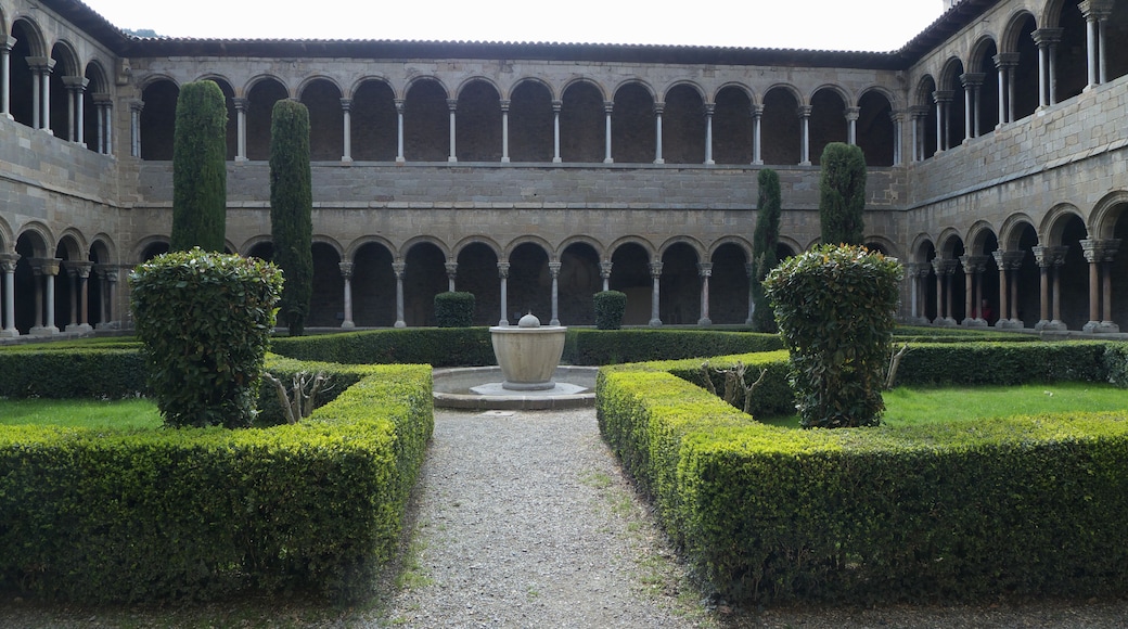 Del primitivo claustro benedictino solo se conserva una panda, la del norte, siendo el claustro superior obra posterior.
