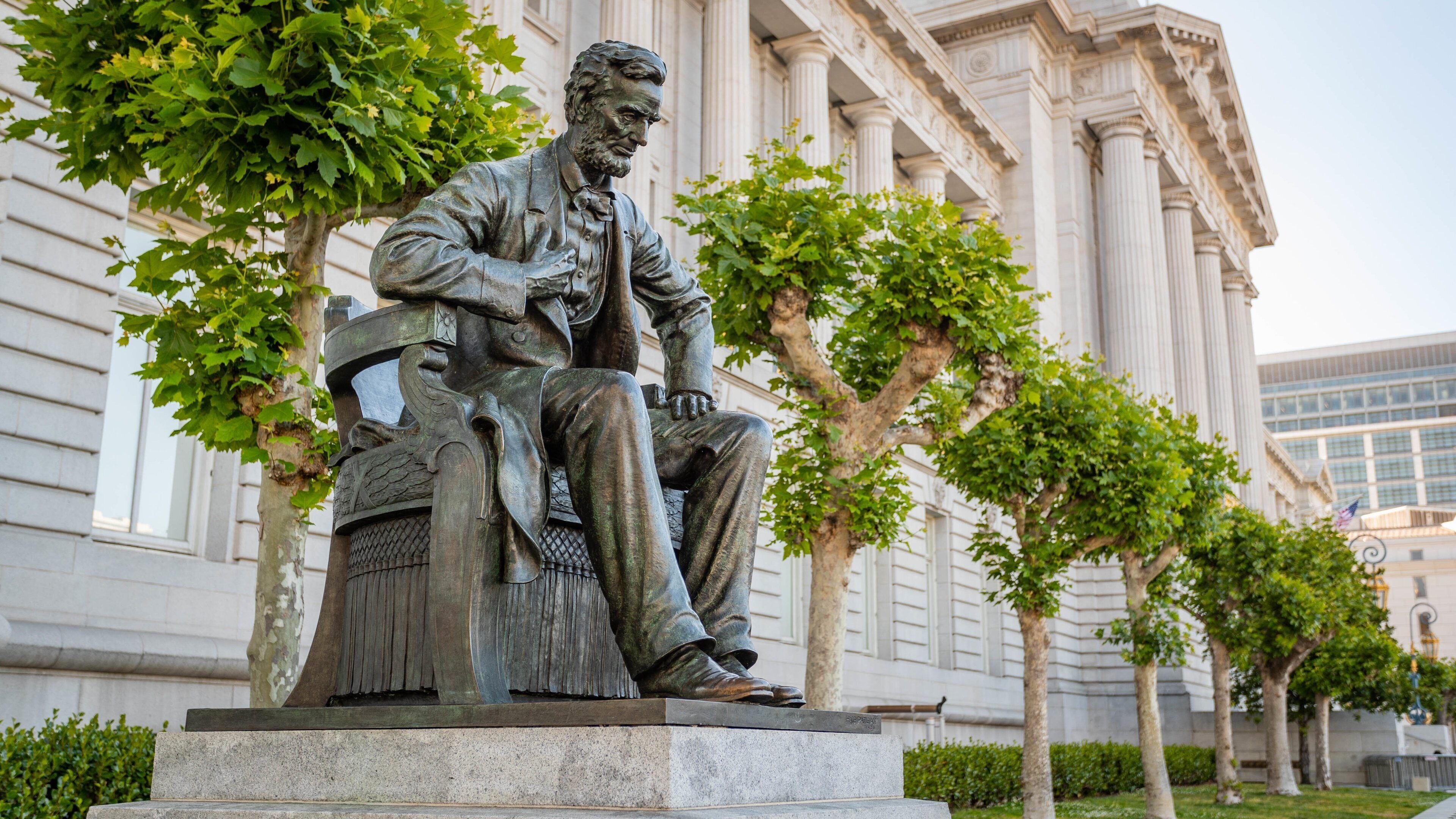 Tenderloin showing a statue or sculpture