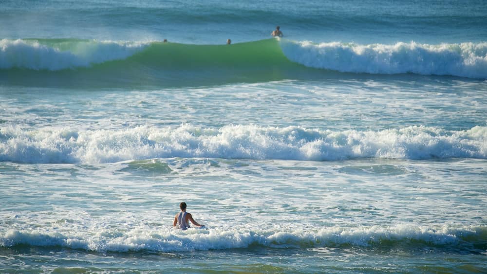 Ein Surfer reitet eine Welle im Meer.