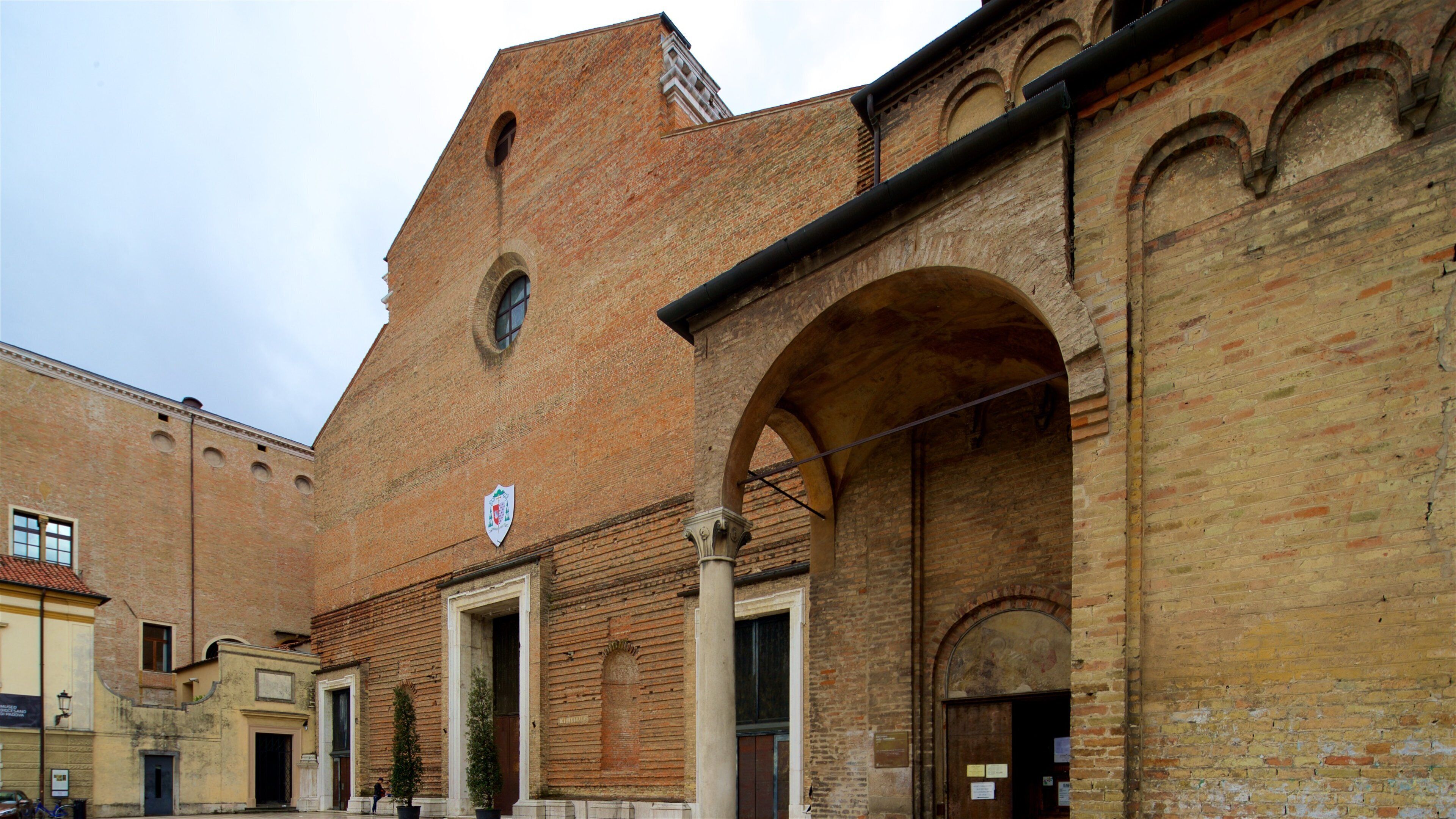 Piazza del Duomo presenterar historiska element