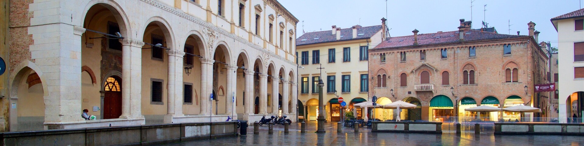Piazza del Duomo showing a square or plaza, a city and heritage elements