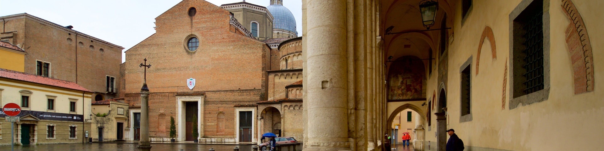 Piazza del Duomo mostrando elementos de patrimônio e uma cidade