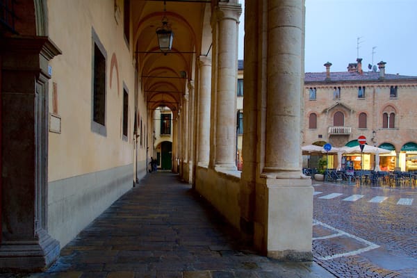 Piazza del Duomo qui includes patrimoine historique et ville