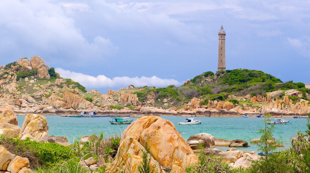 Tien Thanh Beach featuring rocky coastline