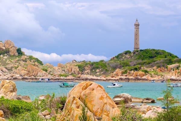 Tien Thanhs strand presenterar klippig kustlinje