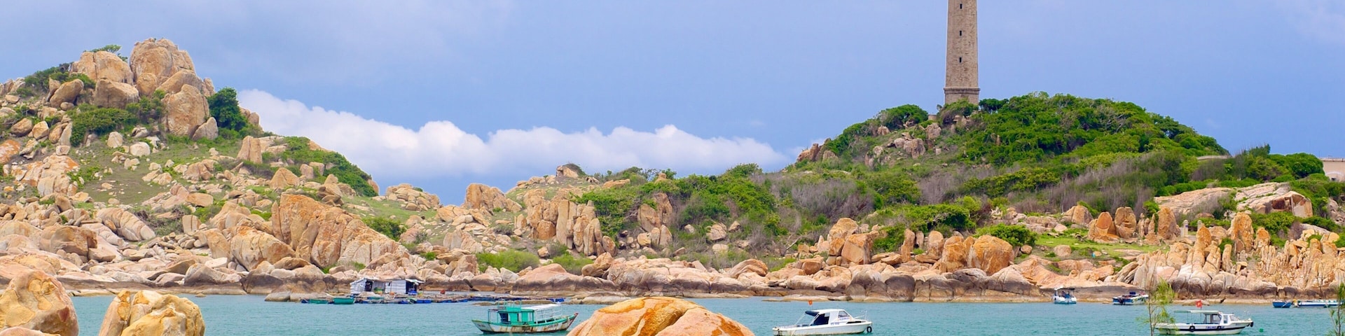 Tien Thanh Beach featuring rocky coastline