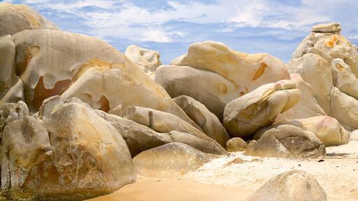 Tien Thanh Beach showing rocky coastline