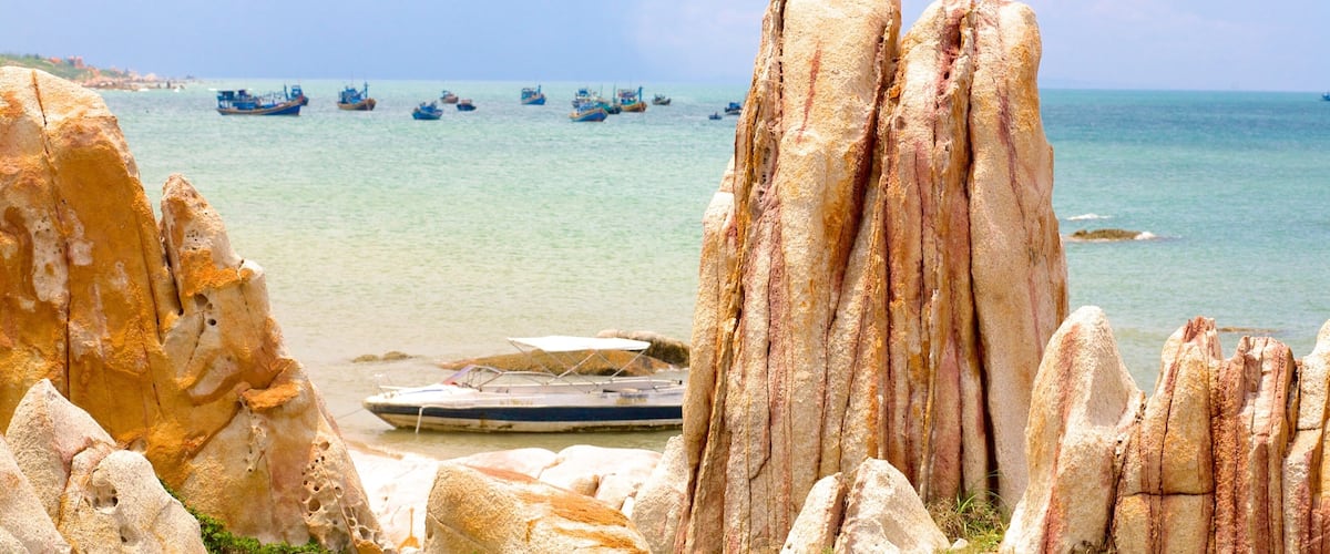 Strand Tiến Thành mit einem Felsküste