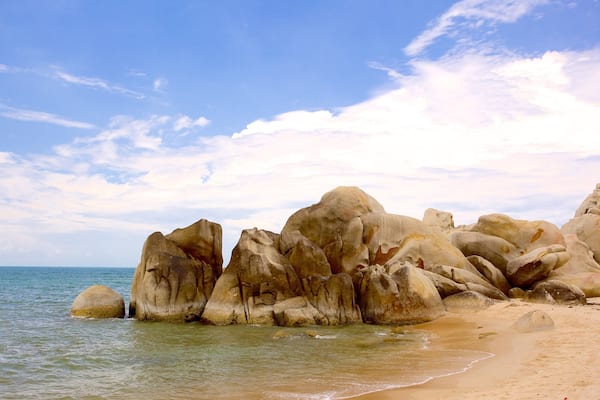 Strand Tiến Thành mit einem Felsküste und Sandstrand