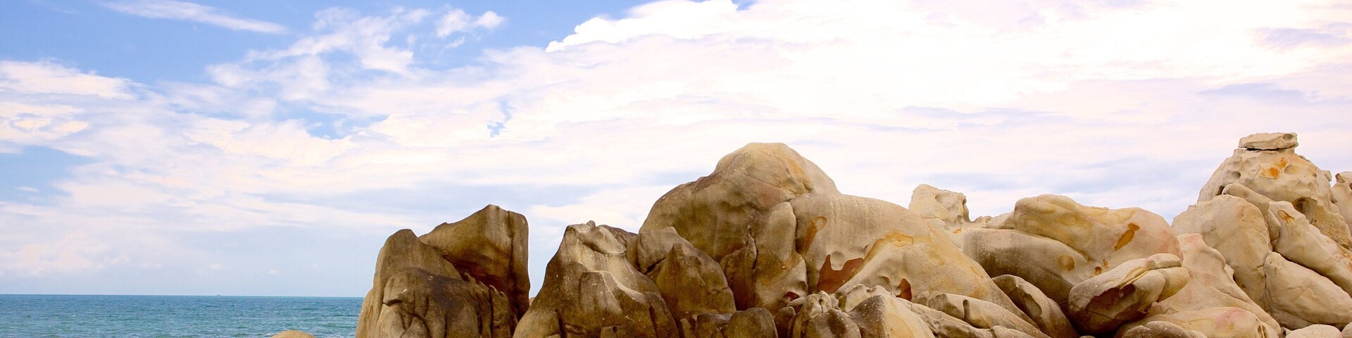 Strand Tiến Thành mit einem Felsküste und Sandstrand