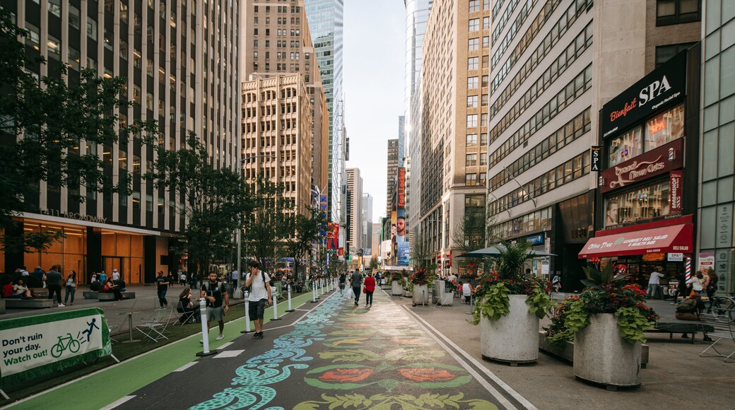 Midtown featuring street scenes and a city