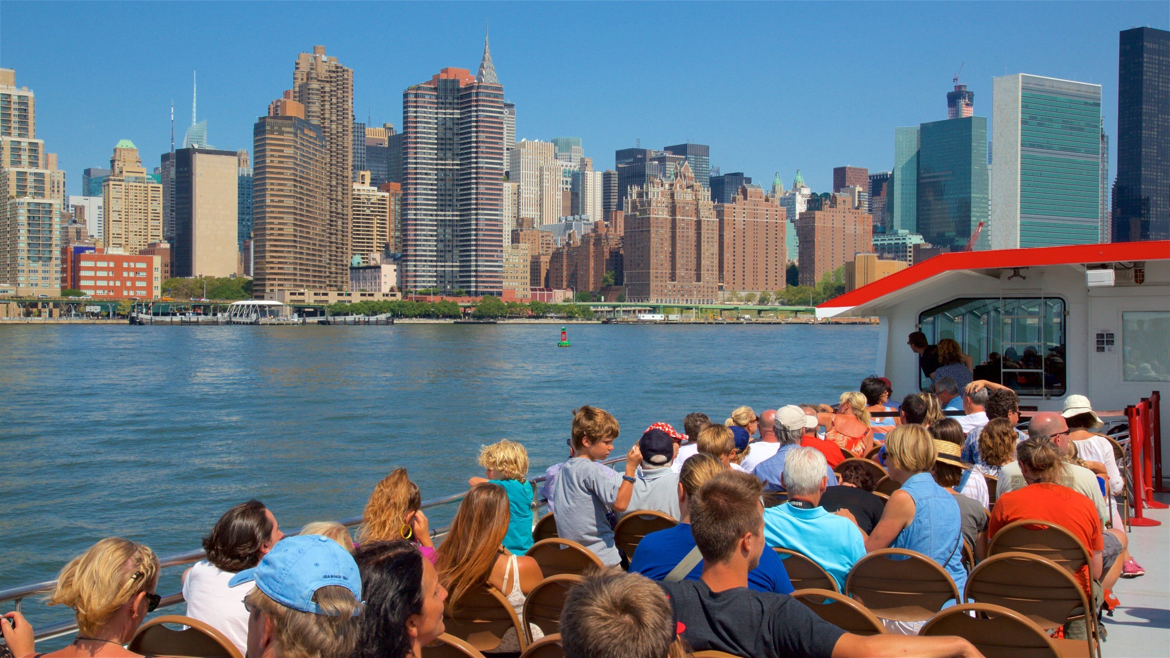 Midtown presenterar ett höghus, en hamn eller havsbukt och en stad