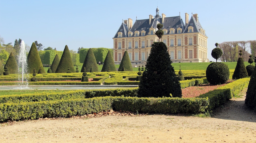 Sceaux Restored high parterre in its late 18th century state. The Château de Sceaux was built for the Duc de Trévise. Arch. Joseph-Michel Le Soufaché according to the projects of Auguste Théophile Quantinet 1856-62