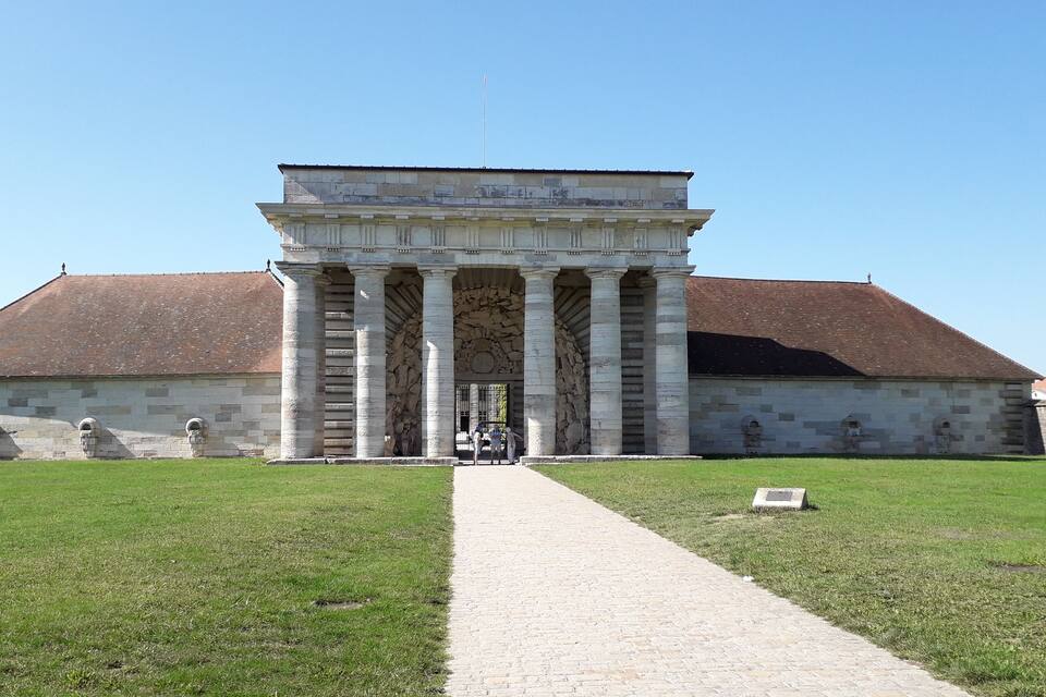 Un bâtiment de style classique, doté de colonnes et d’une entrée centrale.