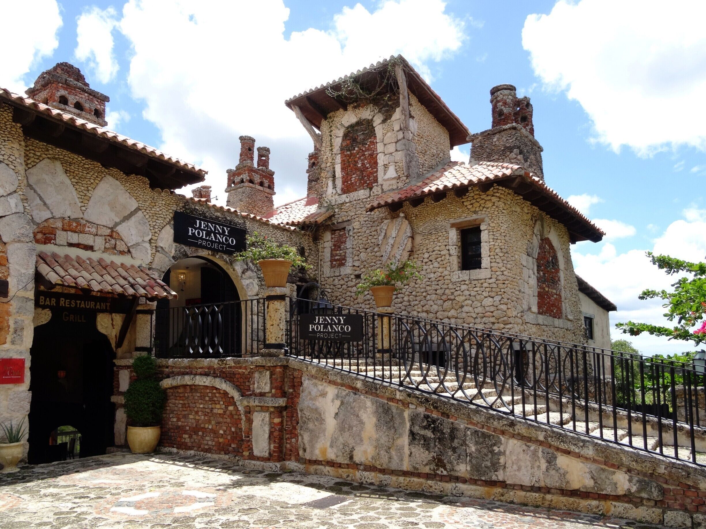 Chegamos à república Dominicana e fomos conhecer Altos de Chavon. Imitação de um Aldeia mediterrânea feita em 7 anos por diferentes artistas, arquitetos, etc. Ao todo 500. No anfiteatro já se apresentaram os principais artistas (Andrea Bocelli, Luciano Pavarotti, Beyonce, Michael Jackson, etc). Foi inaugurado por Frank Sinatra. No rio Chavon e redondezas já foram feitos filmes, ou parte deles, como Apocalipse Now, Anaconda e outros. Tem fontes, uma igreja, um Museu arqueológico, escolas de arte e design, o Museu de Amber, lojinhas, bares e restaurantes. A vista de lá de cima, do rio Chavon, é muito bonita.

#AltosDeChavon #RepublicaDominicana