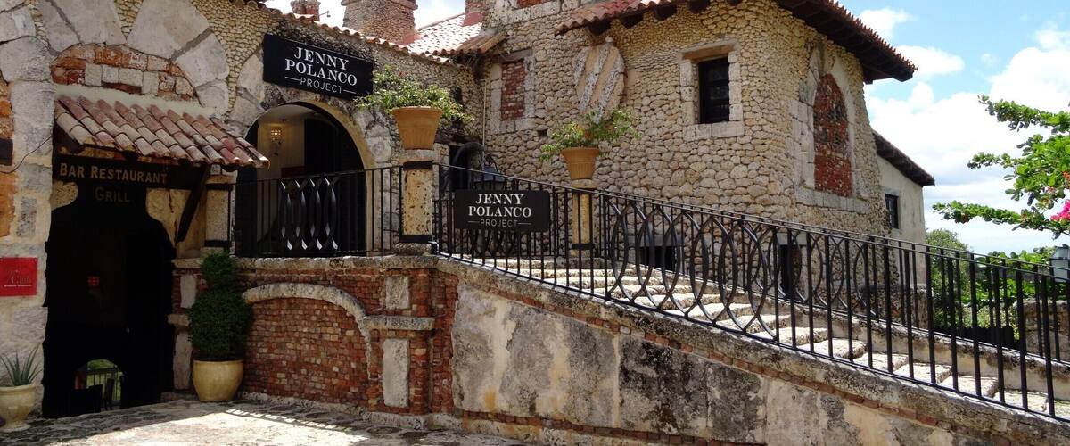 Chegamos à república Dominicana e fomos conhecer Altos de Chavon. Imitação de um Aldeia mediterrânea feita em 7 anos por diferentes artistas, arquitetos, etc. Ao todo 500. No anfiteatro já se apresentaram os principais artistas (Andrea Bocelli, Luciano Pavarotti, Beyonce, Michael Jackson, etc). Foi inaugurado por Frank Sinatra. No rio Chavon e redondezas já foram feitos filmes, ou parte deles, como Apocalipse Now, Anaconda e outros. Tem fontes, uma igreja, um Museu arqueológico, escolas de arte e design, o Museu de Amber, lojinhas, bares e restaurantes. A vista de lá de cima, do rio Chavon, é muito bonita.
#AltosDeChavon #RepublicaDominicana